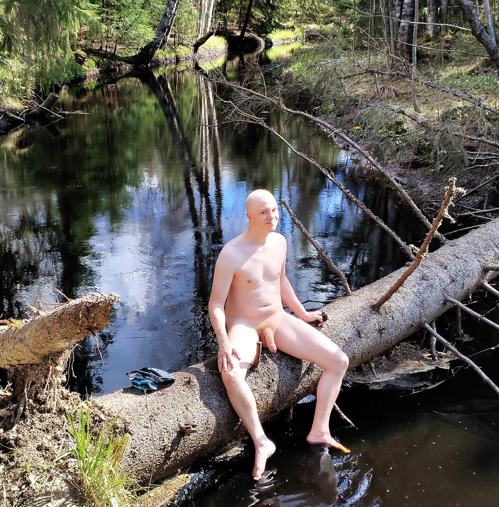 Being nude outside is the best feeling ever 🌞🌿