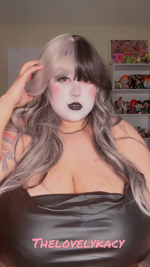 Big tits and a Goth girl how could you go wrong?🖤💋