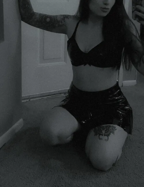 cum say hi so I can show off my new leather set 😙