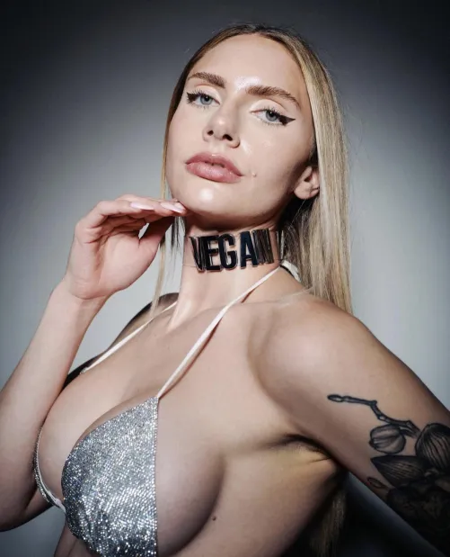 Do you like my choker?💚🌱 (vegan for 9.5 years!)