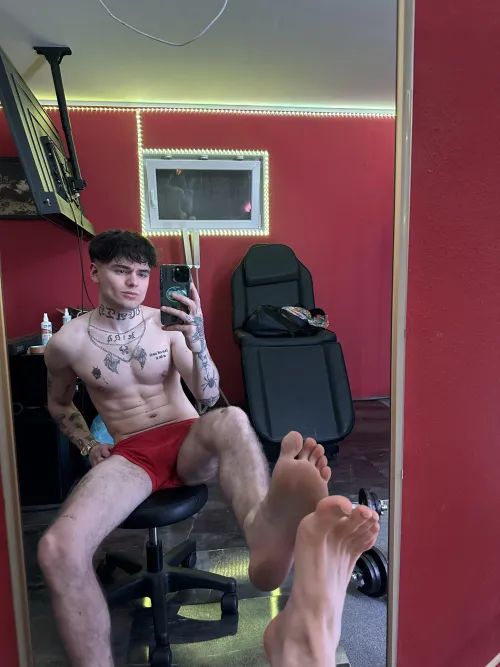 i got veins and big bones everywhere 😋