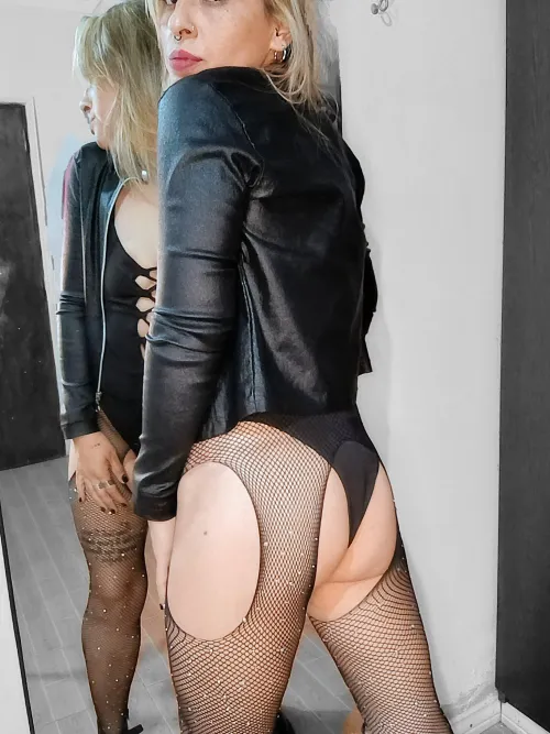 I know you want to worship him 🍑