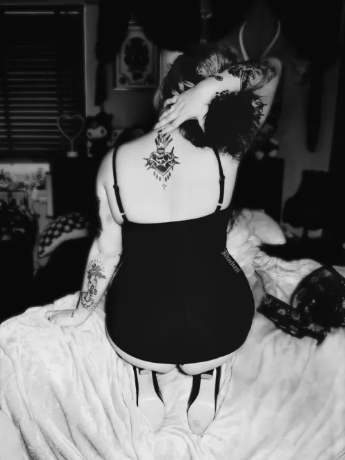 Slightly adjusting the pose, [F]orgive me and my bad knees! SAP#259