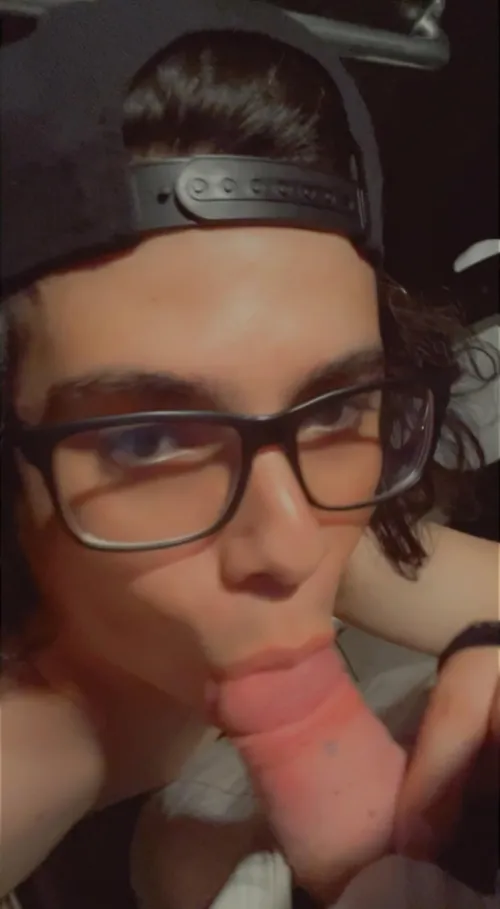 Sucking a horny old strangers cock at a bar 🤭