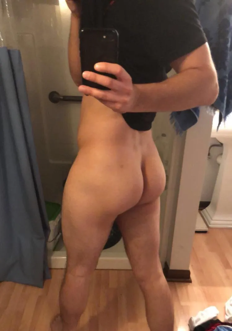 I think looking at butts and showing off my butt are the two most fun things fun things in life. Anyone wanna have some fun?