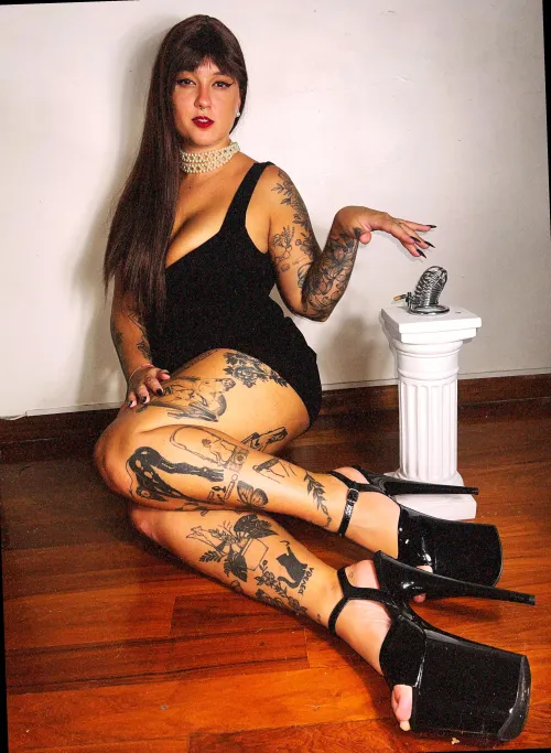 I'll be you naughty mistress in heels