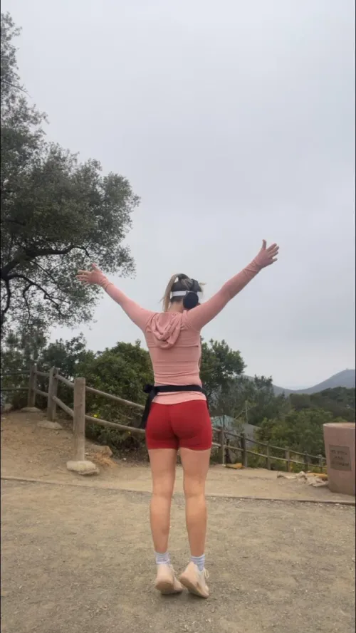 Milfing up the Mountain this morning 🥵 giving those calf’s and quads a good wake up! 🇺🇸🖤