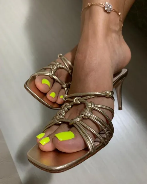 Neon toes and no apologies
