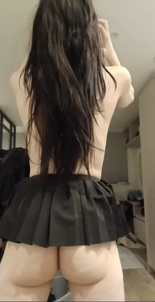 tiny ass in tiny skirt ♡