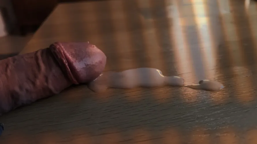 [34] die Vorstellung, dass einen hier Freunde und Bekannte sehen könnten macht mich an. Dich auch?