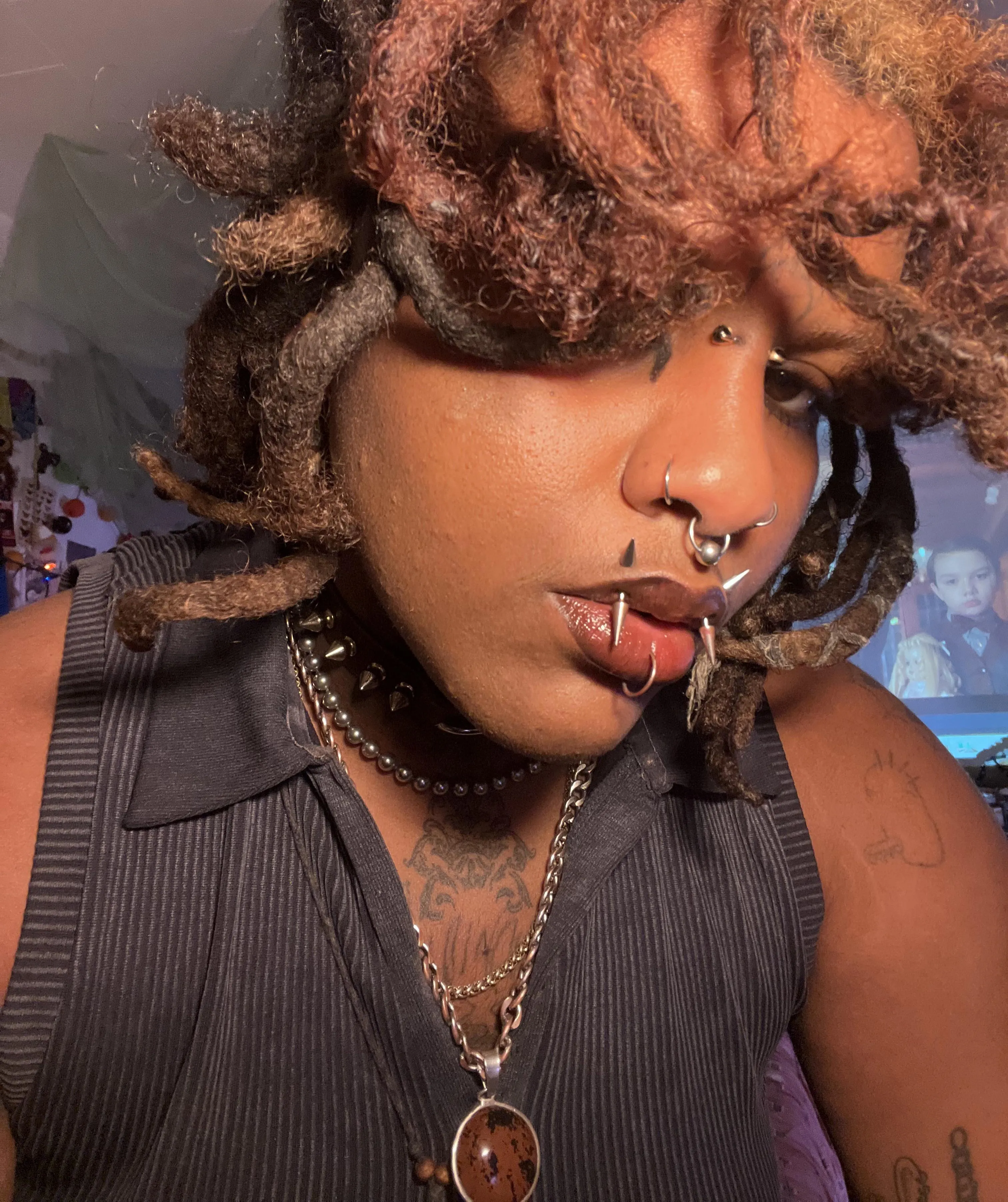 ever wanted a grunge dyke dom to ruin your life? 🦷