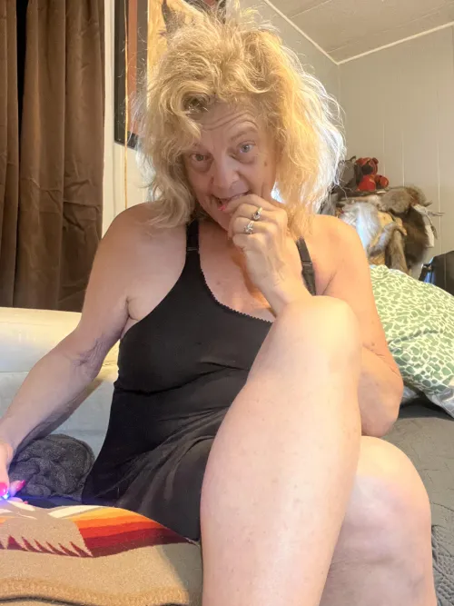 How old are you? I’d love to see who jerks off to me.