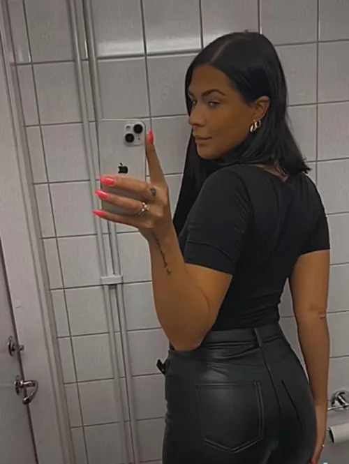 leather at work is always a good idea 🙊