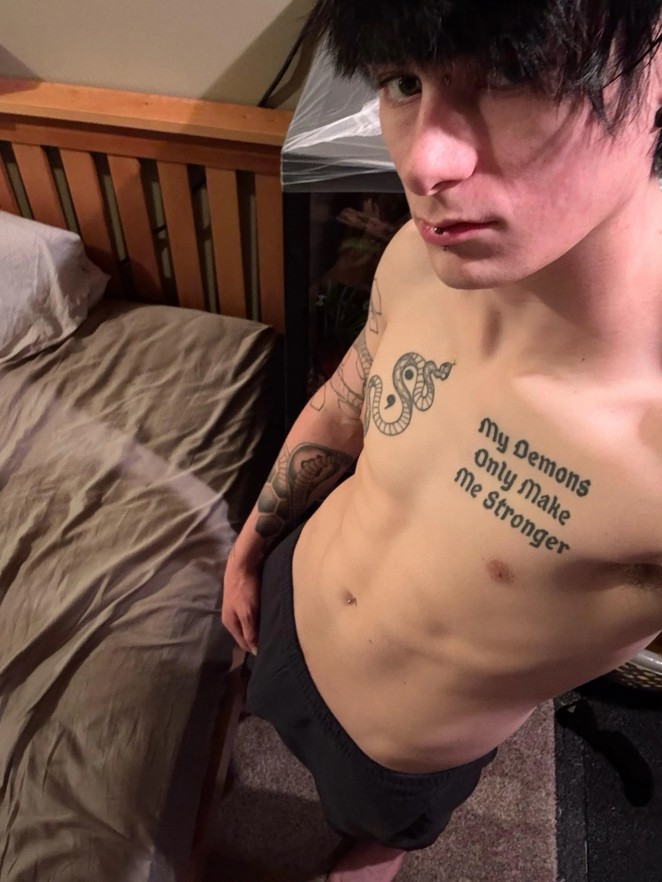 Planning on shaving this evening so get ready for some smooth goth bwc🖤