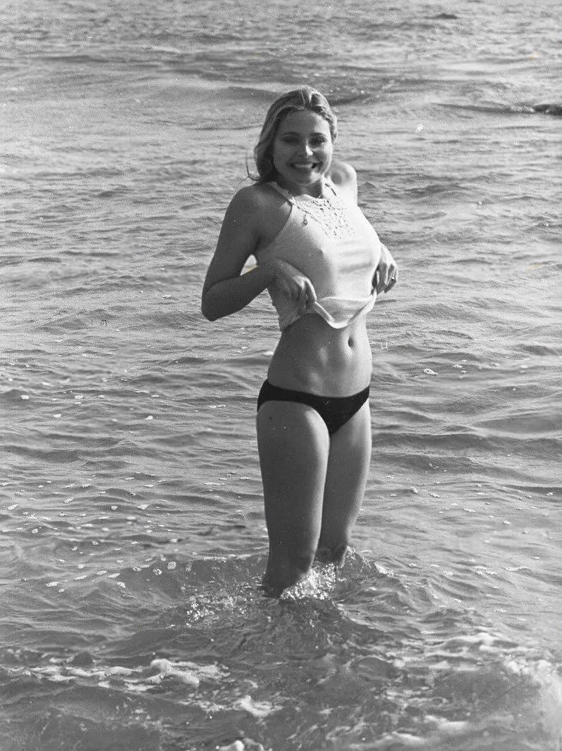 Priscilla Barnes (1976)