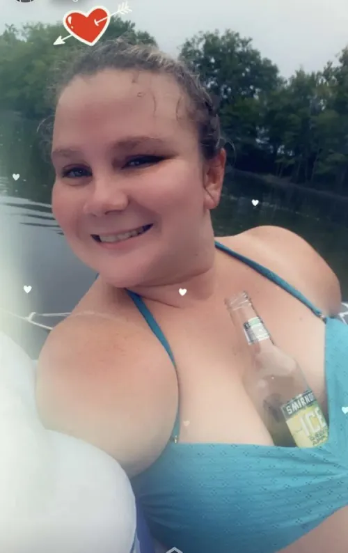 Who's up for some sexting with an armless gal? I have few slots, so first come, first served!