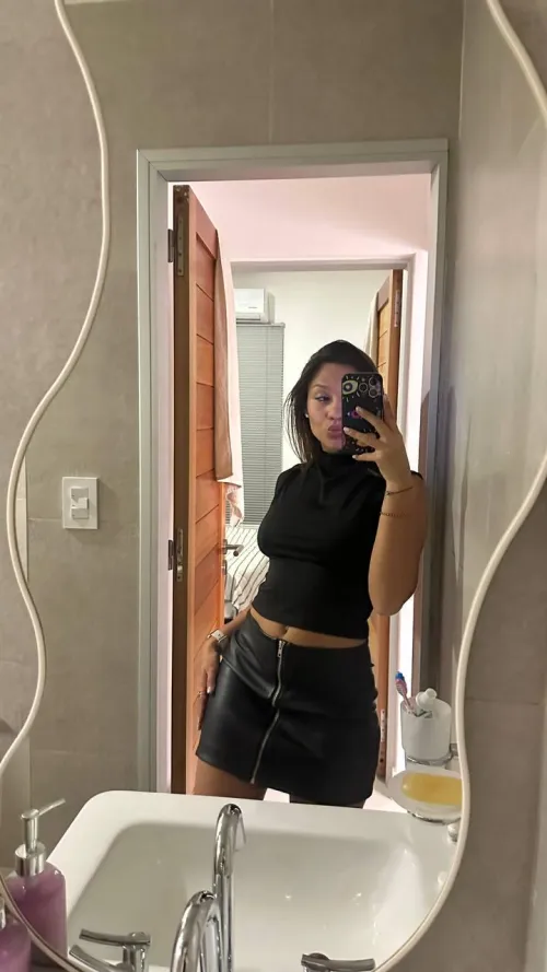 19 [F4M] Does this outfit scream Netflix & something else?
