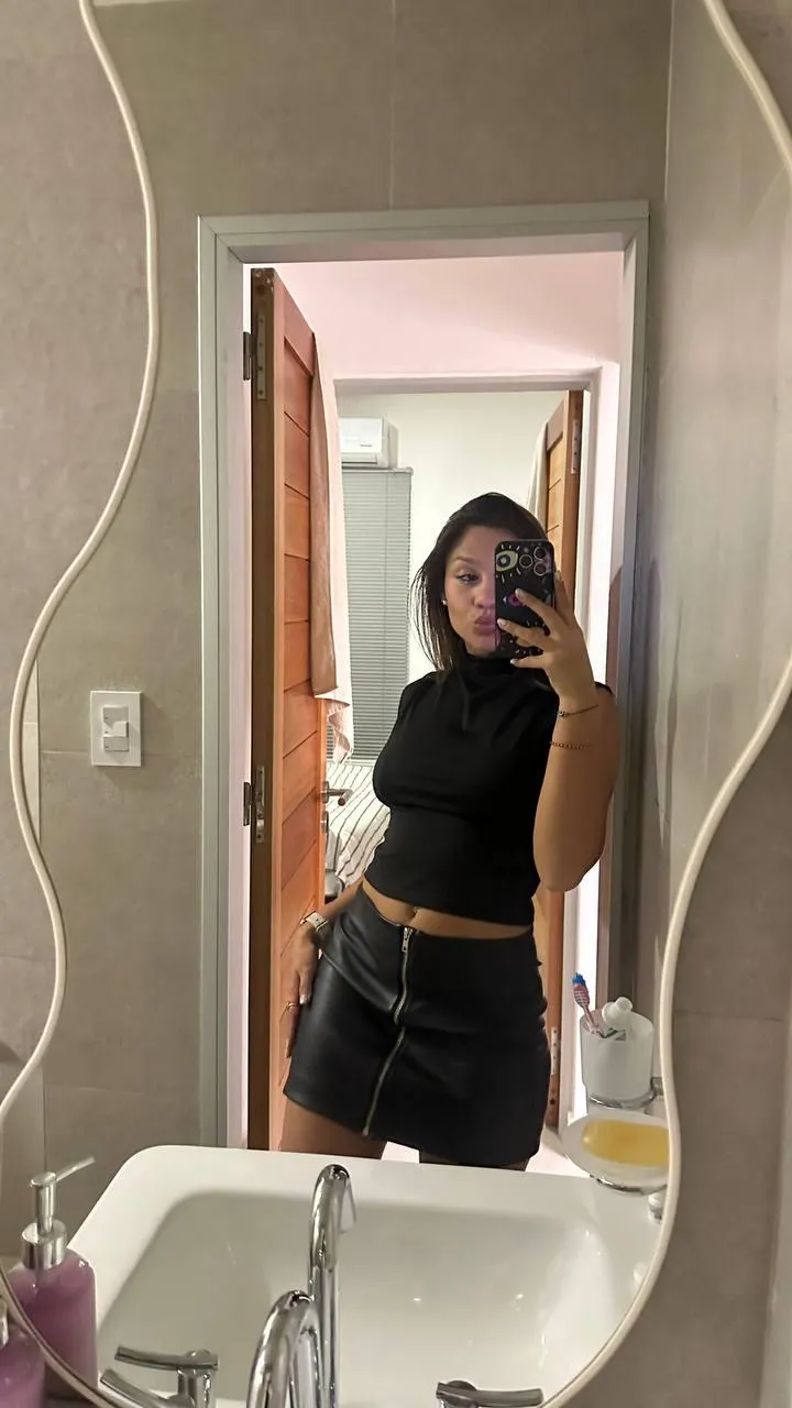19 [F4M] Does this outfit scream Netflix & something else?