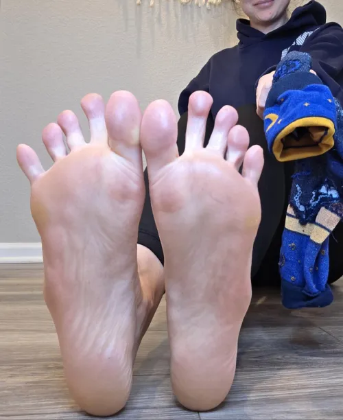 Are you smelling my big sweaty soles or stinky socks first? ✨️