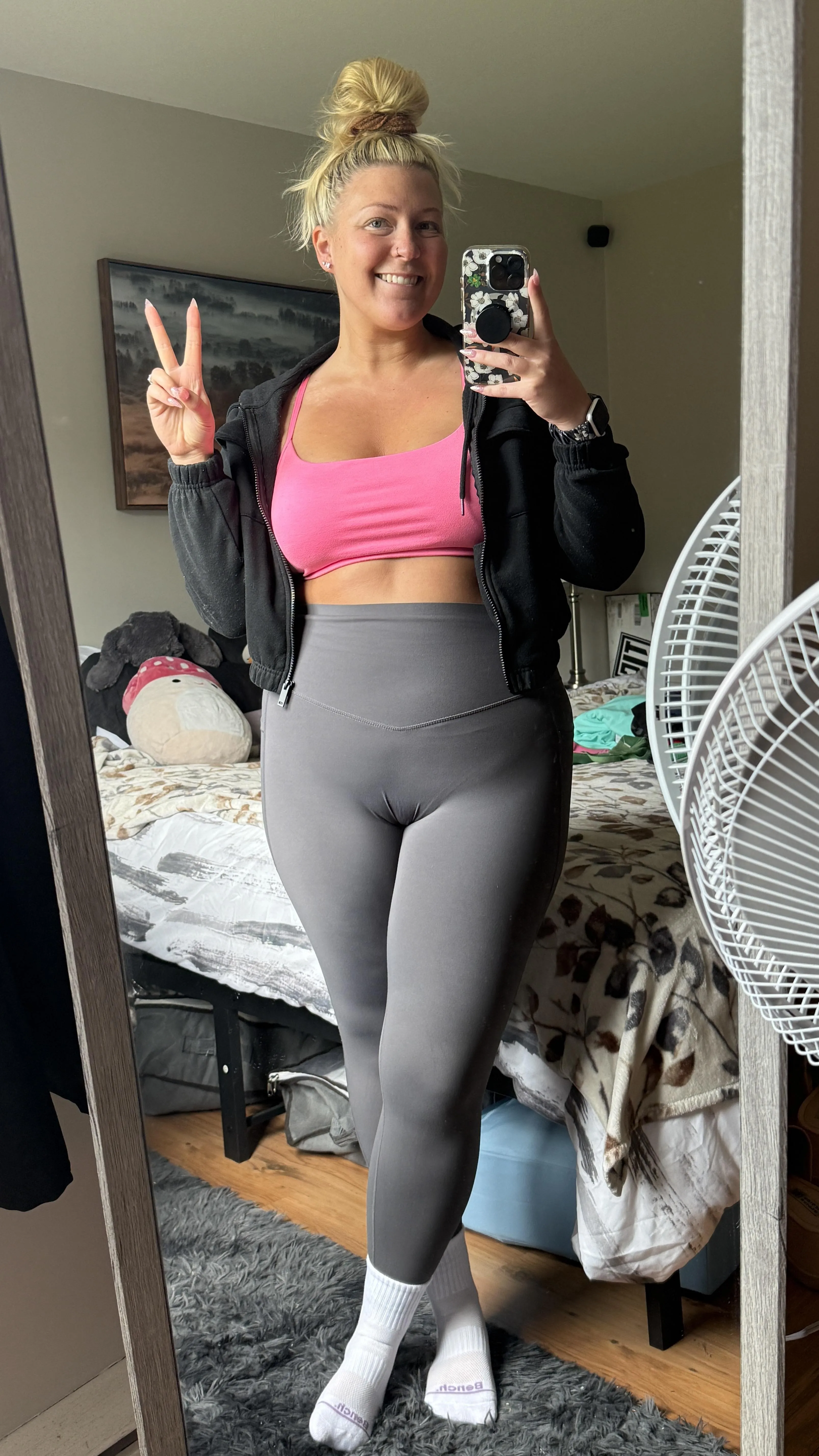 The hairbun brings the whole outfit together