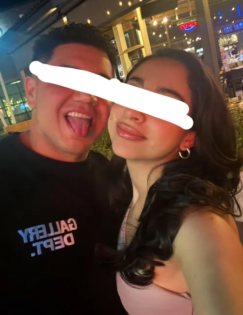 We’re at Tempe Marketplace! Any couples or single girls wants to hang out 😈