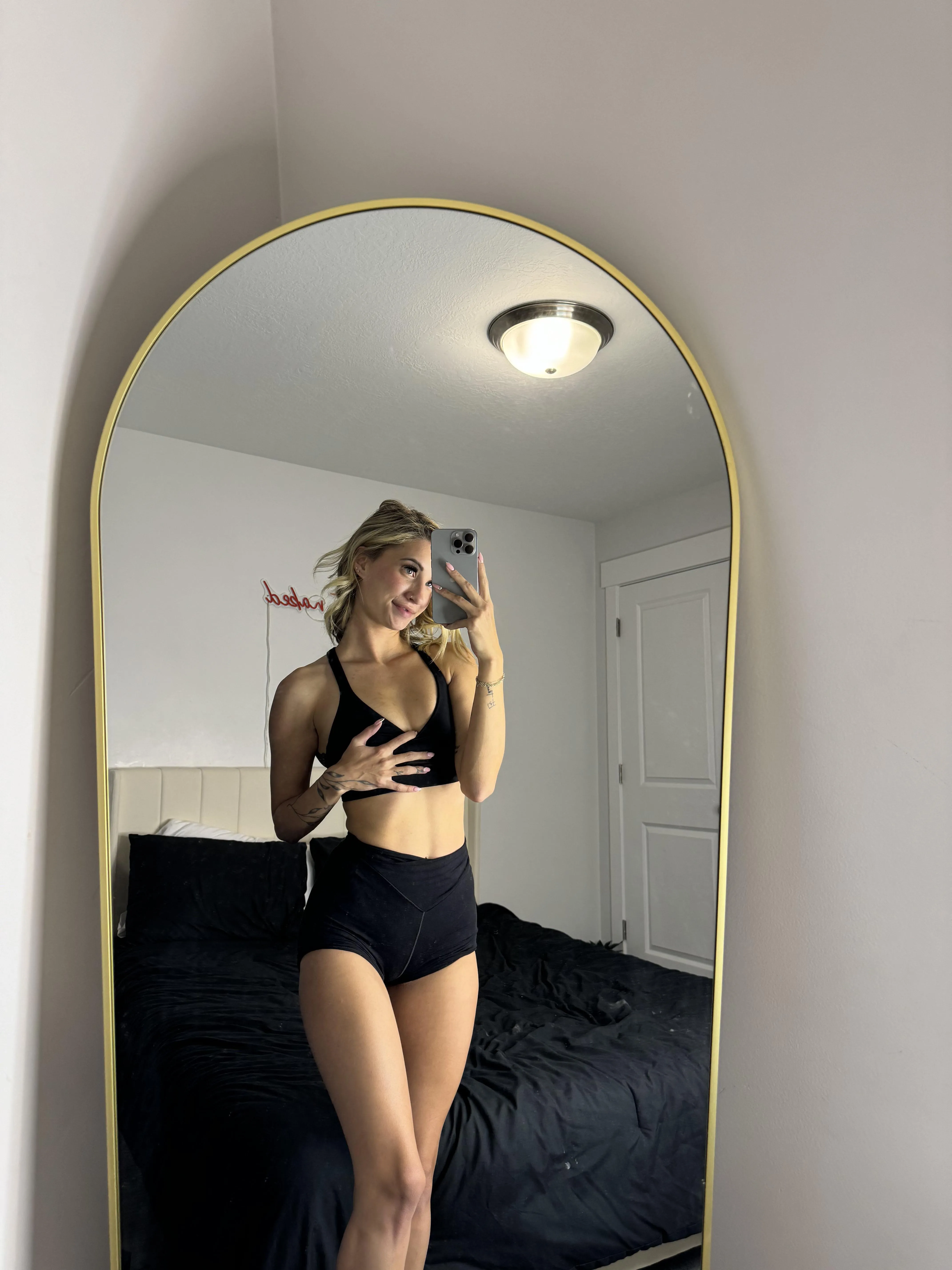 Would you like to fuck this cute blonde? 😜😈