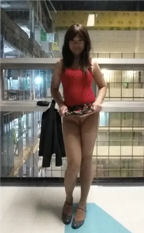 30/Bishan I had to be onsite in the evening so I took the opportunity to flash my pussy for any construction workers doing OT :)