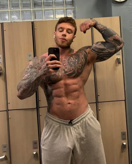 Check out daddy’s bulge