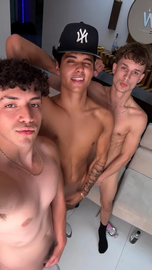 say ‘hi’ i’ll send you nudes ;)