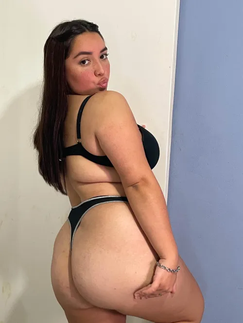 exposing my thick thighs to turn you on