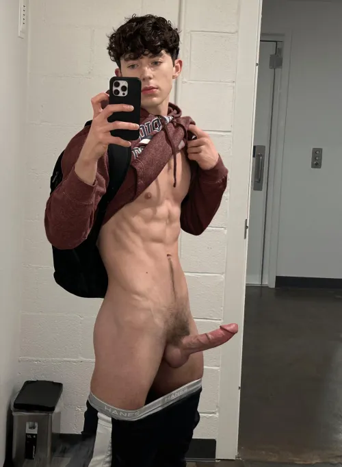Horny af at the gym lol anyone down to suck me off after my workout?
