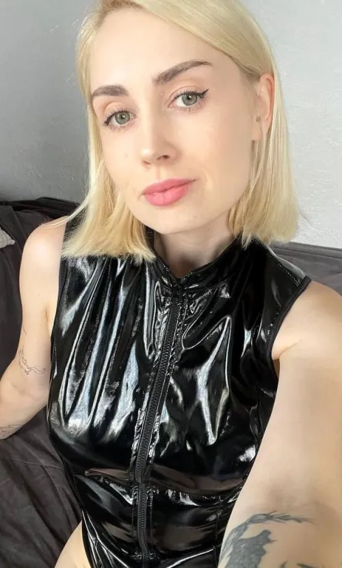 Cute Selfie for Reddit 🖤