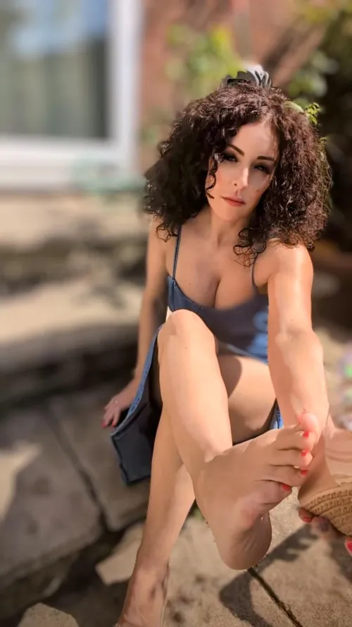 I have curves in all the right places 👅👣