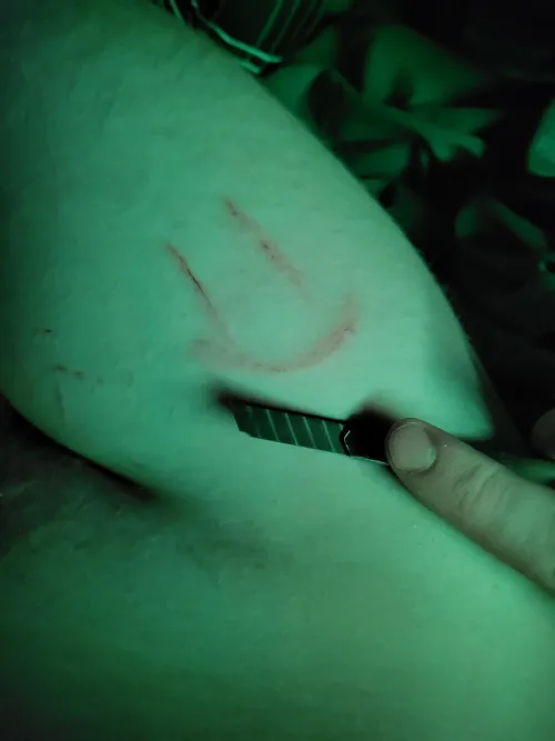 Knives make me so horny :3