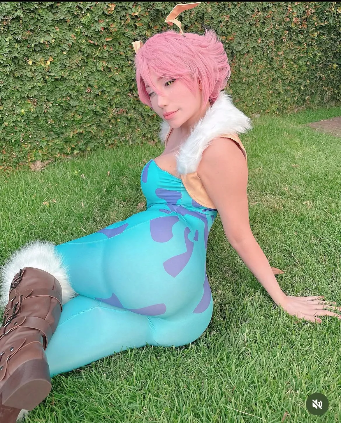 Mina ashido demostrando poder💕