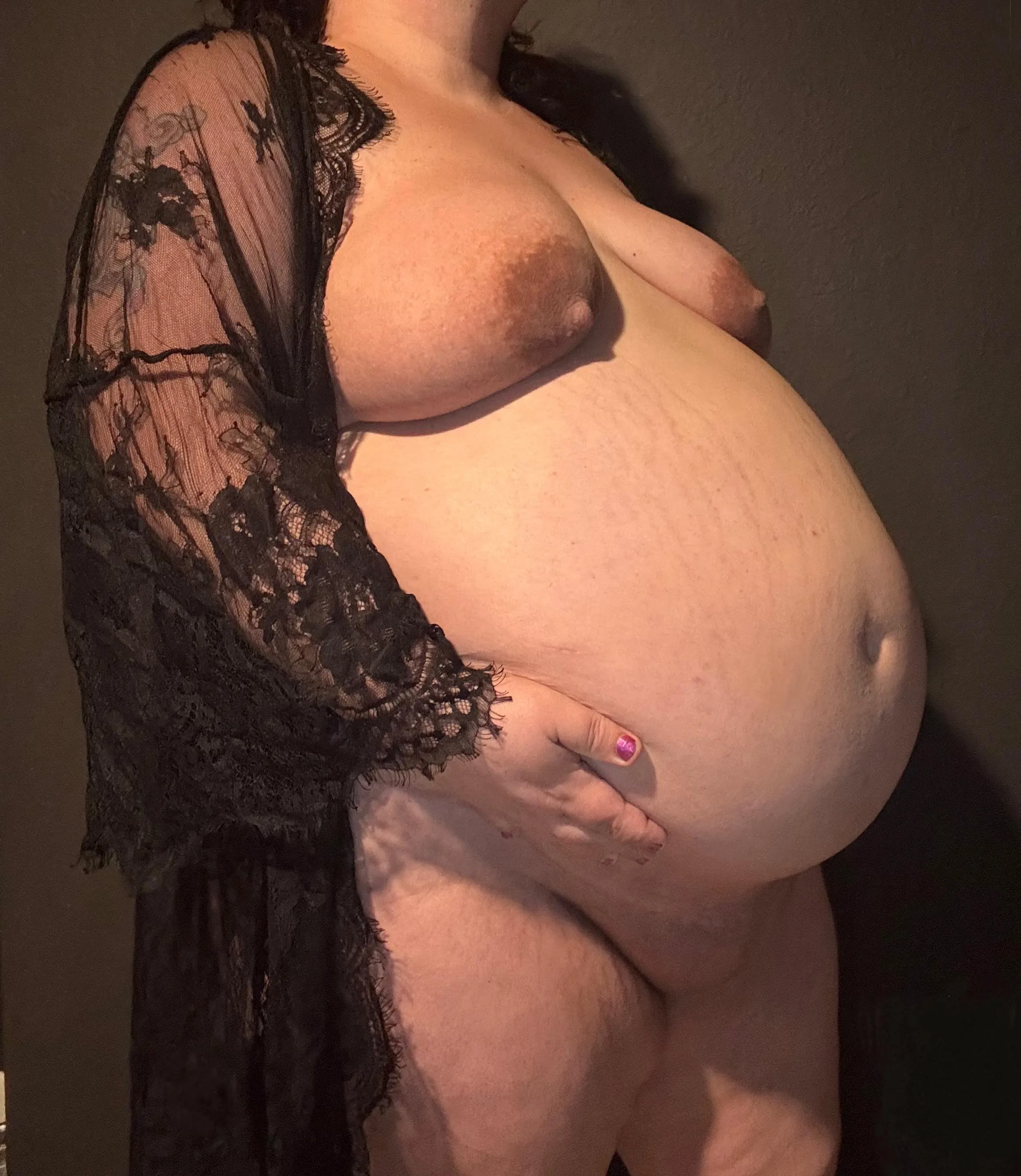 Something about lace makes that giant belly cuter 🙈