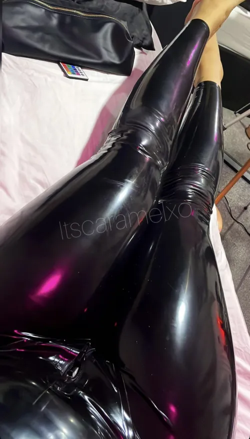 Thicc shiny latex thighs 😈