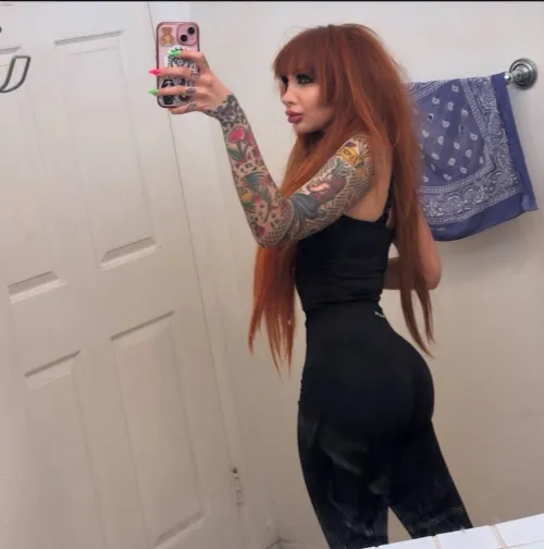 you can never go wrong with a simple black outfit