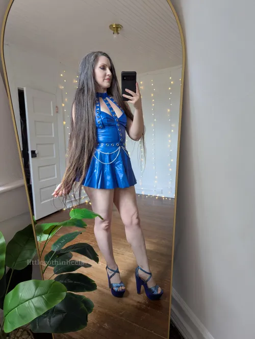 Blue strappy high heels (44F)