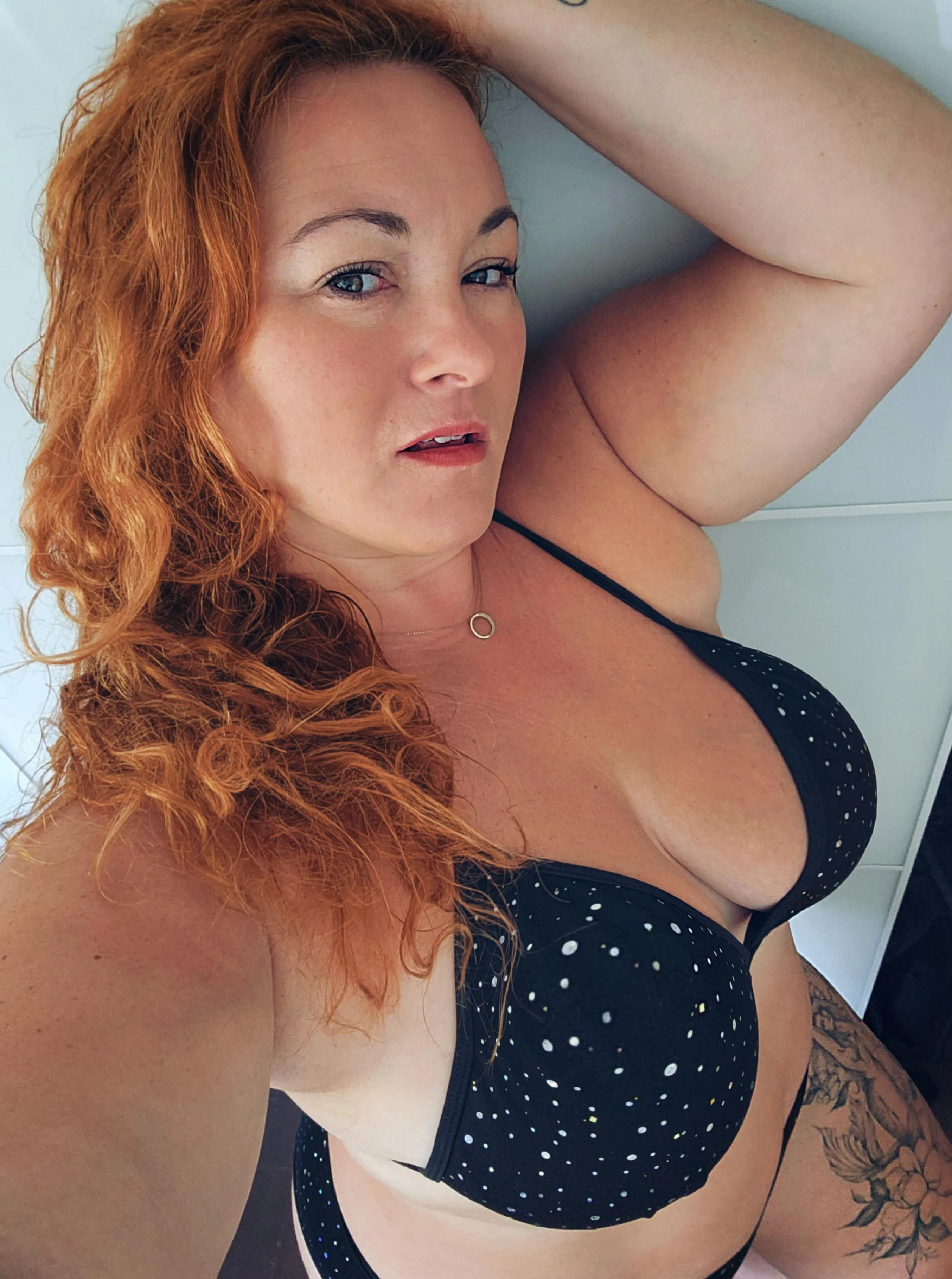 Est-ce qu'une voluptueuse rousse te fait fanstamer? 🥵🥵