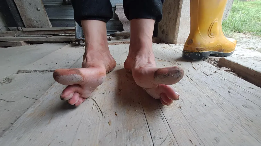 They tell me that no one likes women with dirty feet 😔