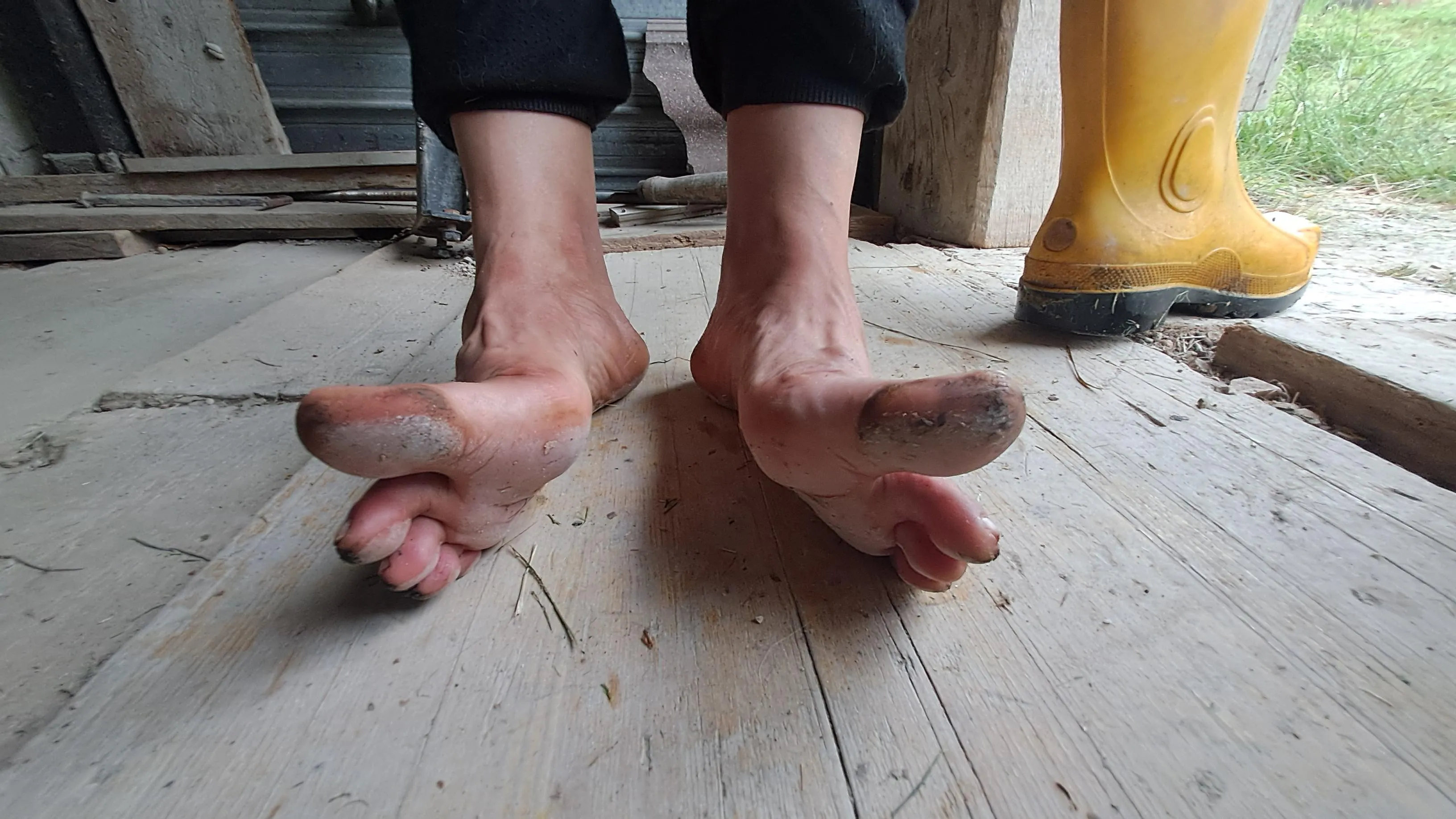 They tell me that no one likes women with dirty feet 😔