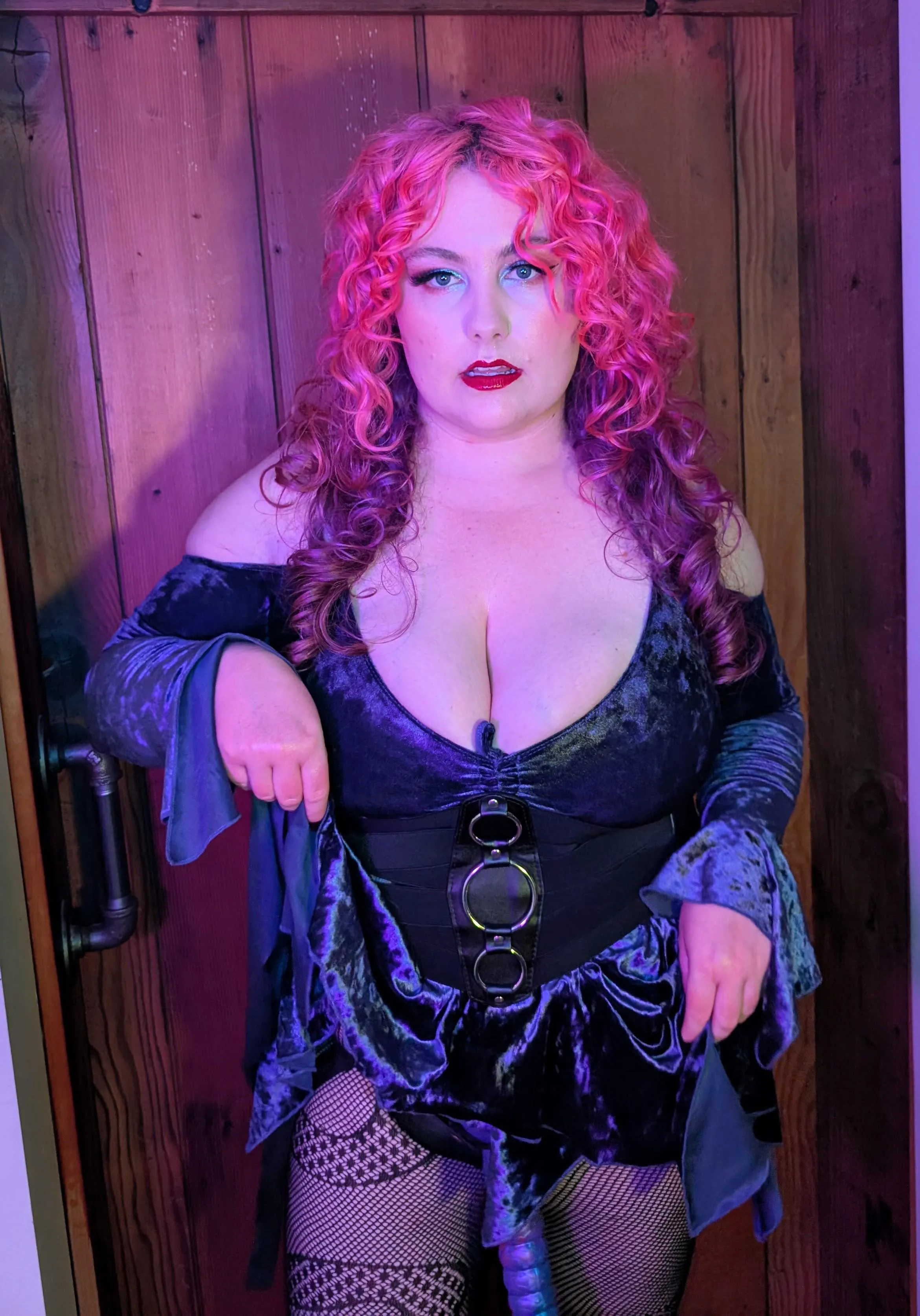 What's that poking out from under my dress? Something you can only dream of having 🤭