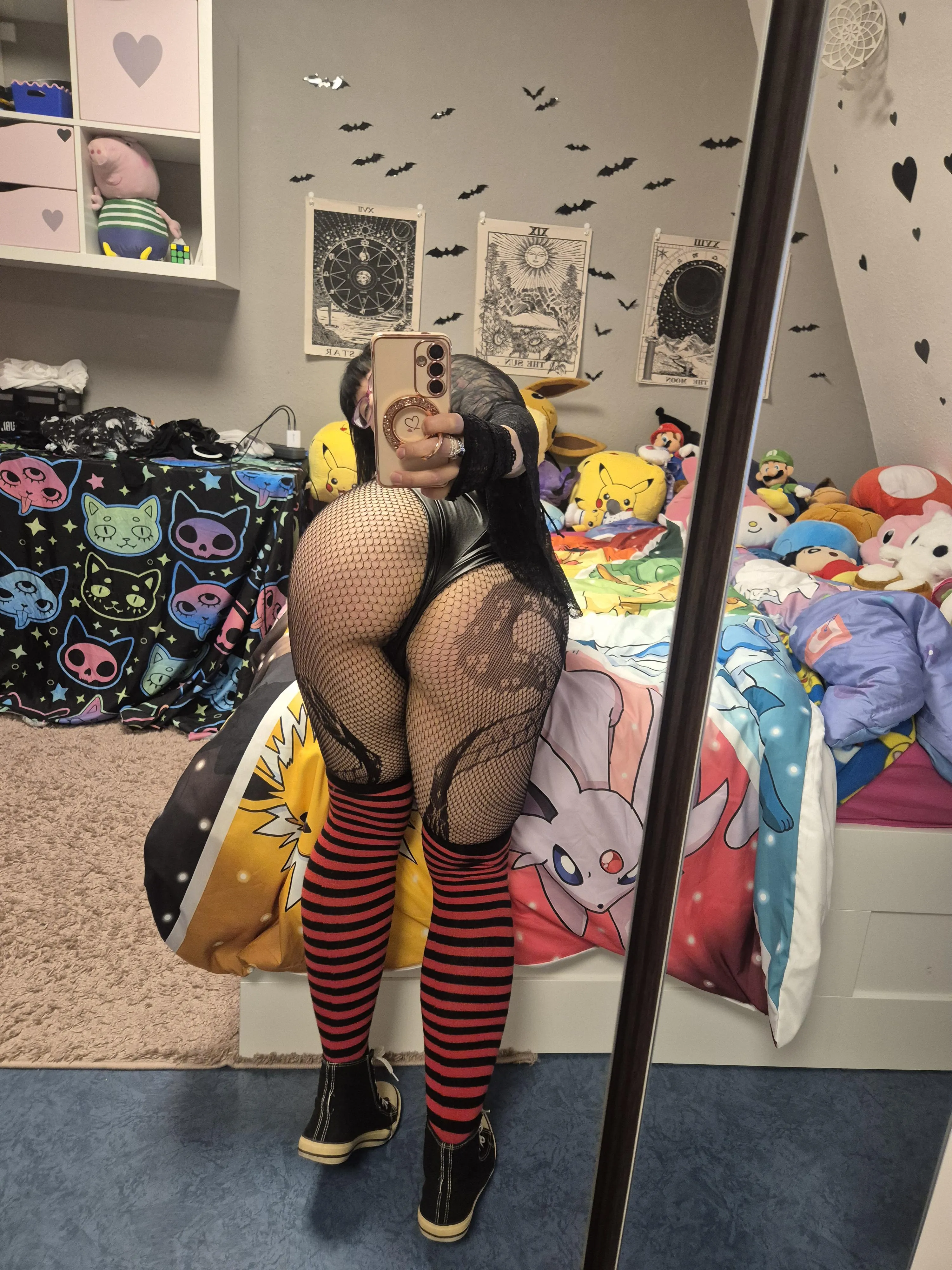 If you wear black/red thighhighs its always a 