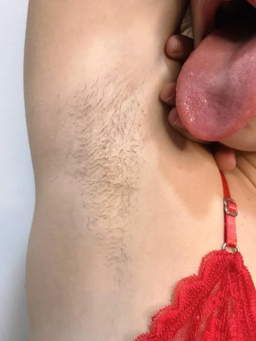 My hairy armpits are looking for you to lick them from top to bottom, show me that you can do it 🫦