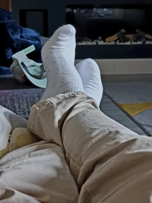 Who’s going to take off my socks? 😏🦍