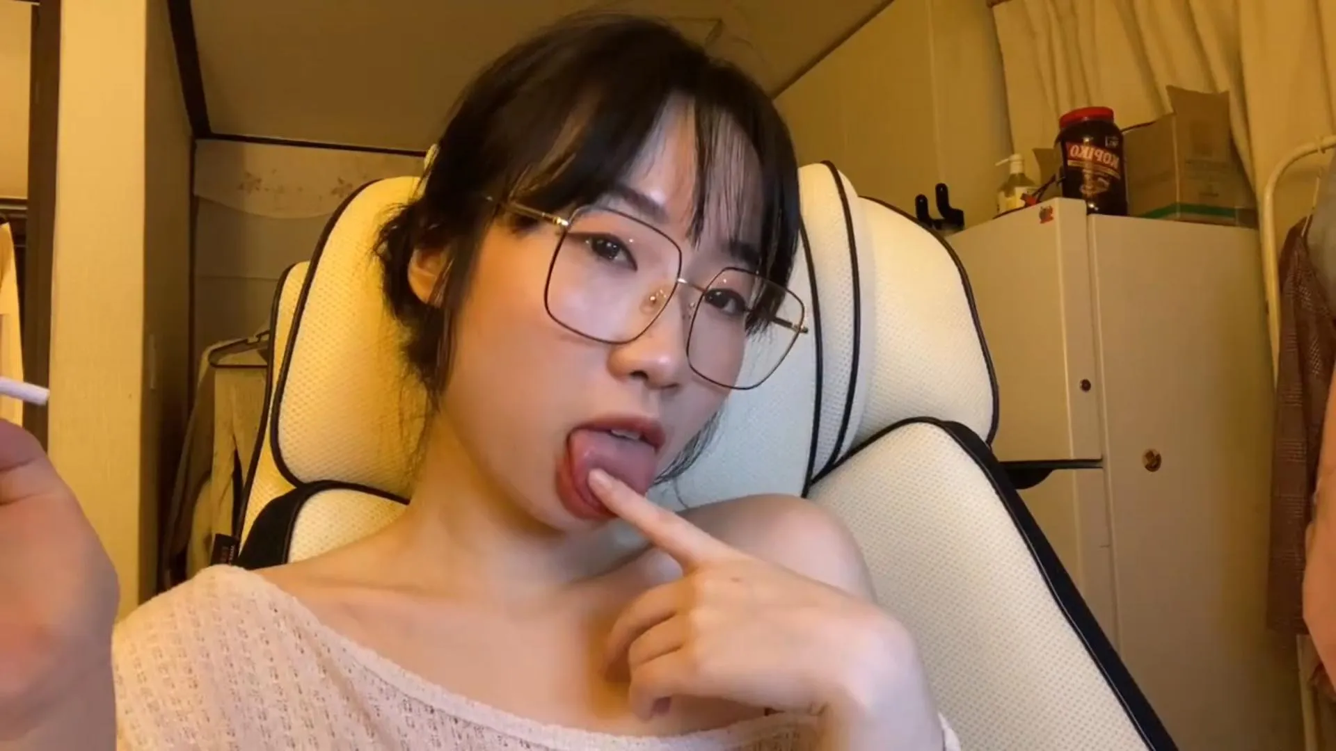 A Sexy,Sexual,Relaxing Korean Cam ⭐️⭐️⭐️⭐️⭐️ This vid had it all, Sexy dancing, Sexy teasing, Sexy masturbating and even some relaxing when she gets tired and lays down. She does some ahegao faces at times to when she finishes her dan