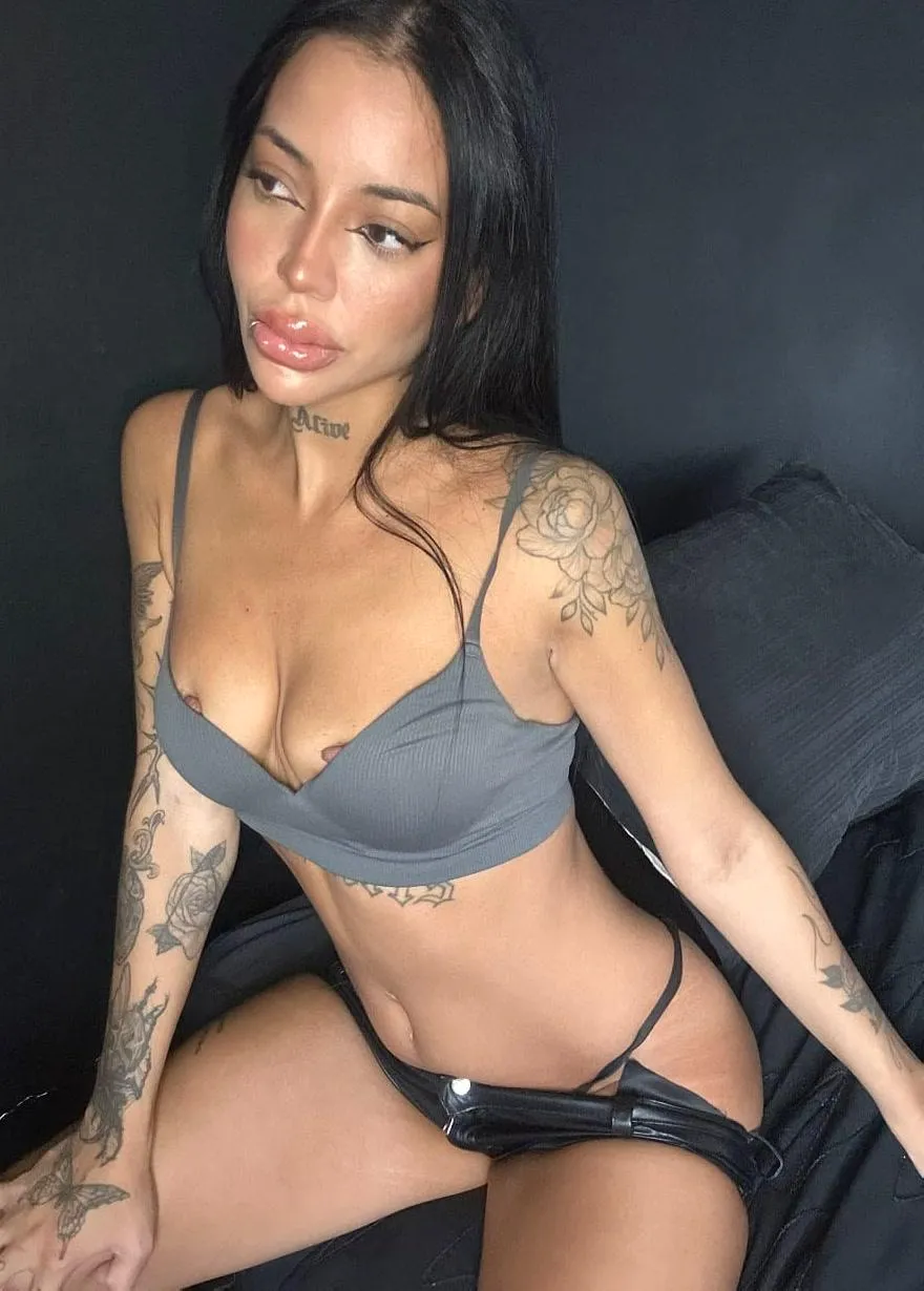 mes mamelons ont besoin d'attention, peut-être que ta langue peut aider