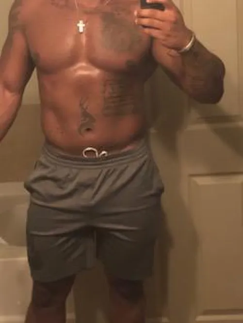 Straight curious dude looking to suck other curious bros!