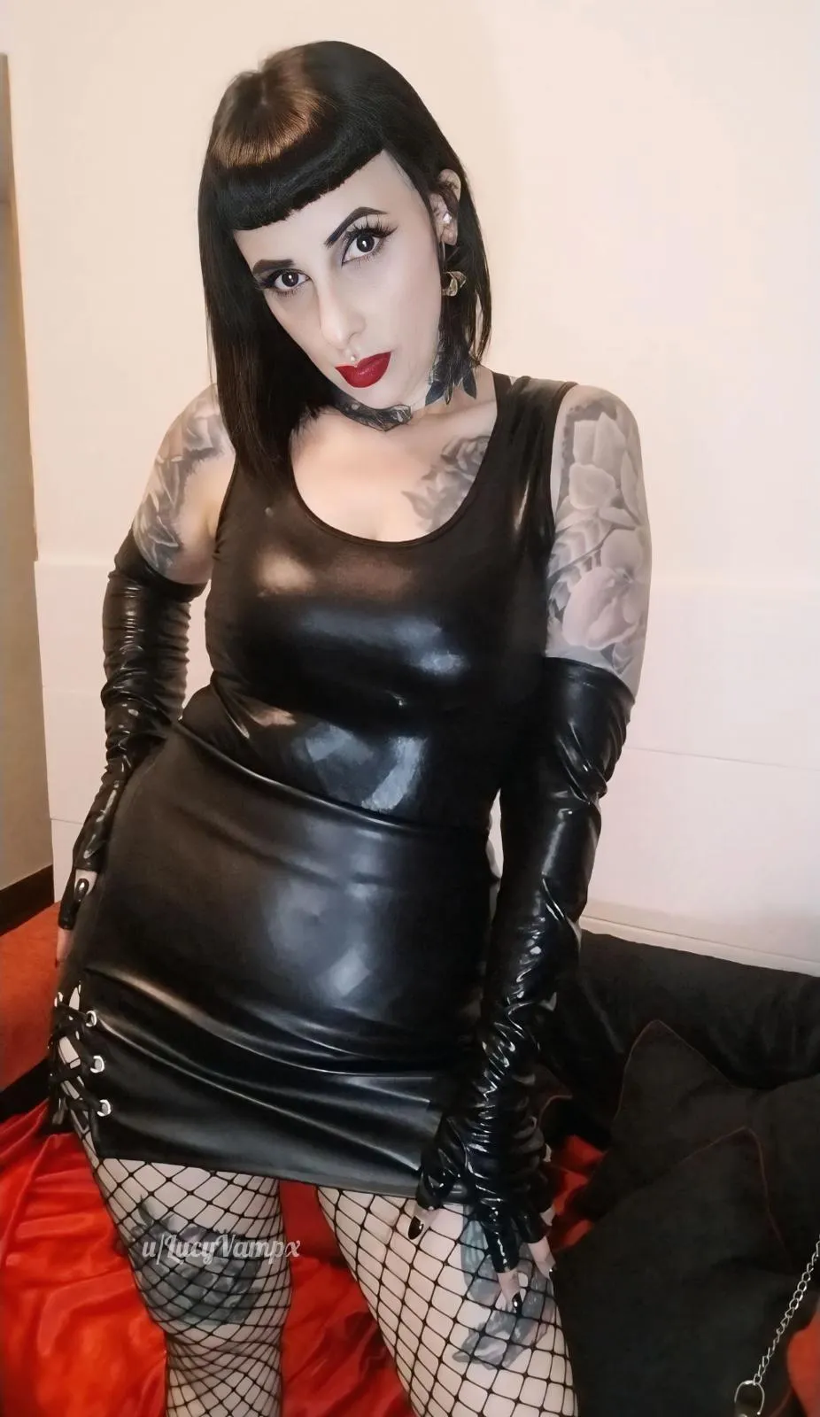 The sound of my leather skirt when I walk is enough to make you lose focus. You knows you're not allowed to touch… and that just make you want it more